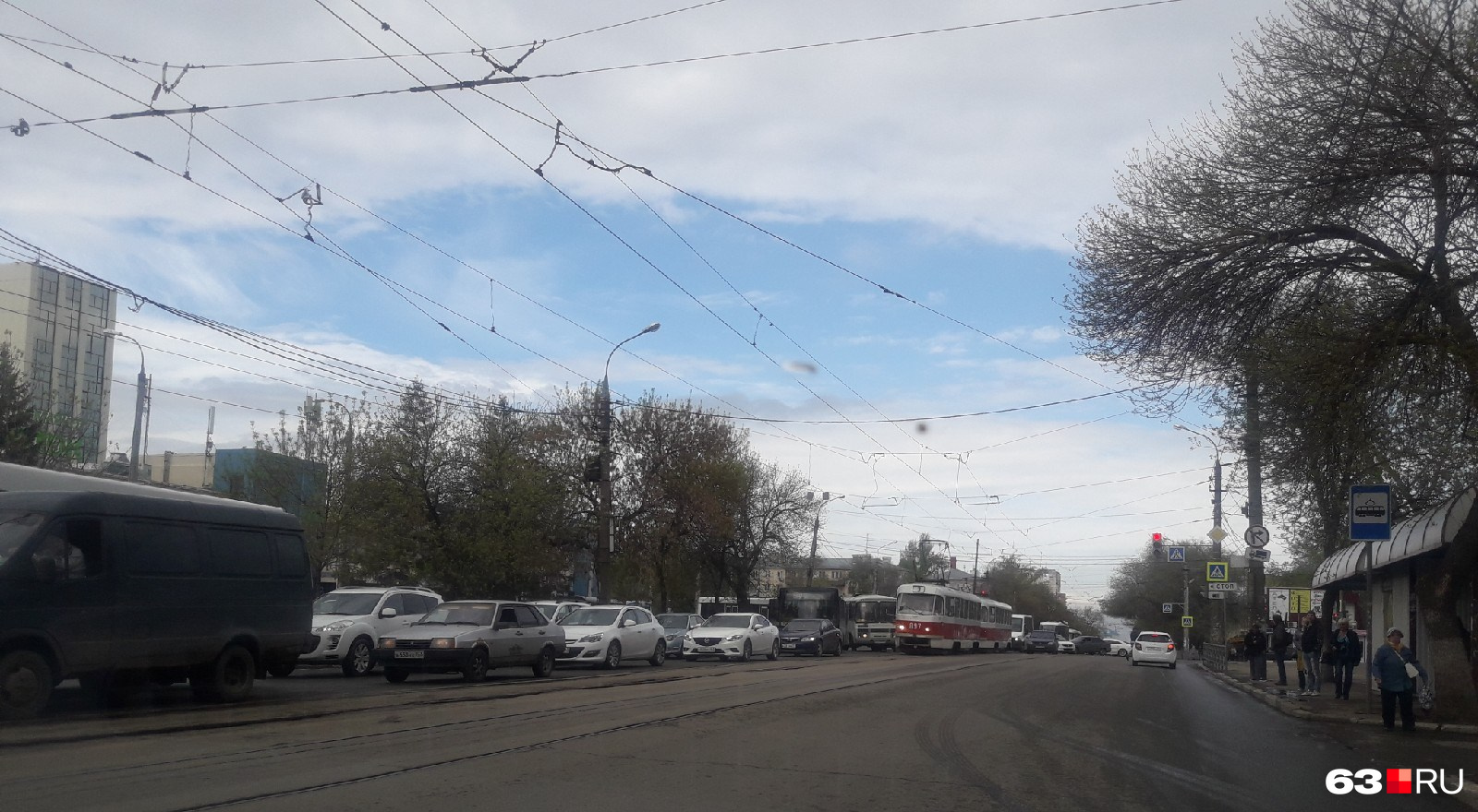 В огромном заторе на Аэродромной застряли не только автомобилисты, но и пассажиры общественного транспорта В огромном заторе на Аэродромной застряли не только автомобилисты, но и пассажиры общественного транспорта