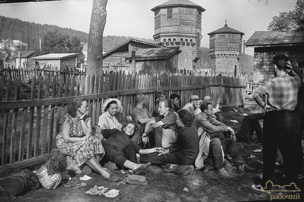 Озеро Ильменское, турбаза. Ожидание электрички на перроне станции Миасс. 1960 год Озеро Ильменское, турбаза. Ожидание электрички на перроне станции Миасс. 1960 год