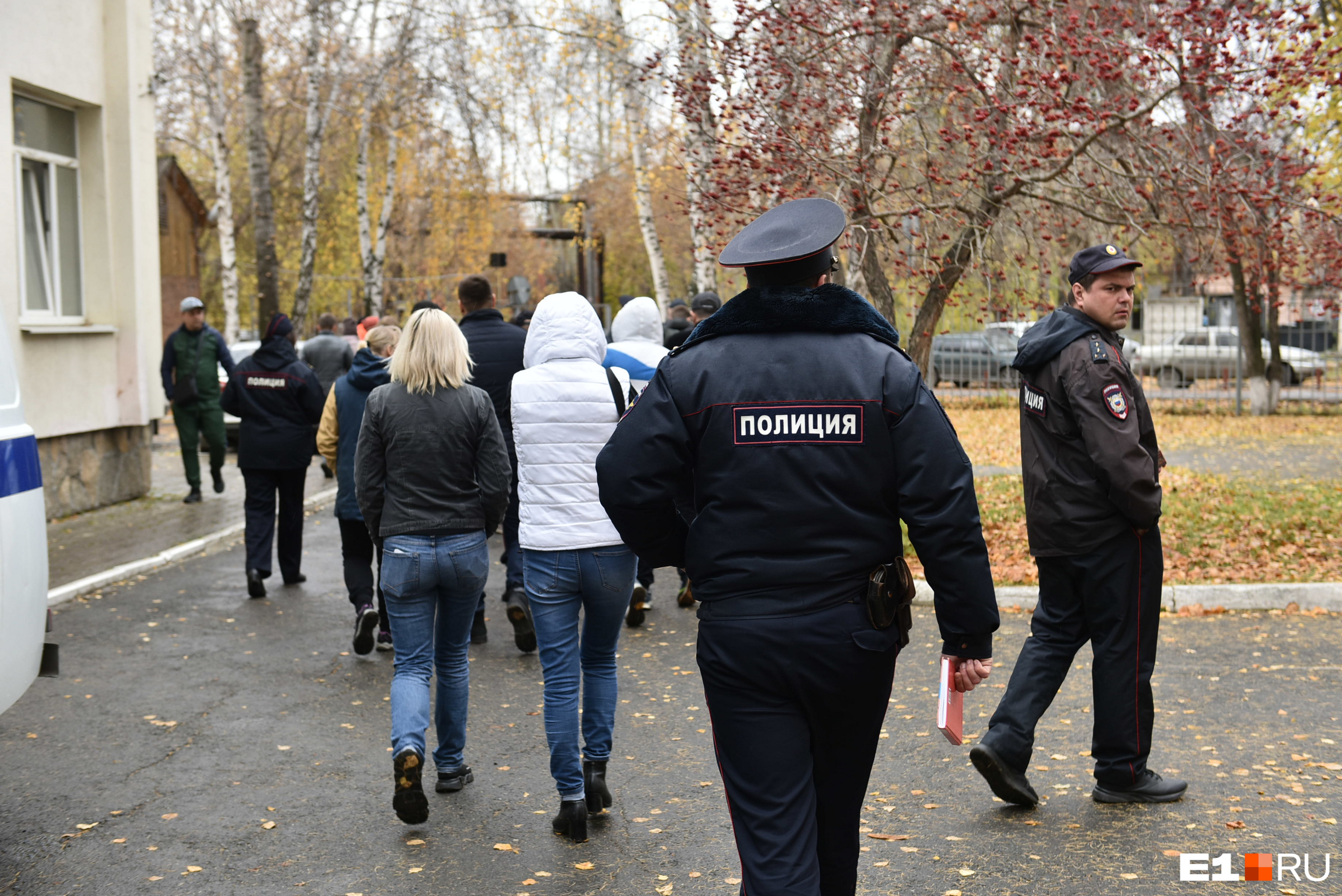 Поиски начались. Волонтеры и полиция фото. Полиции нету девочки. Ксения еличаева поиск волонтёр. Пропала Ксения Цатурова.