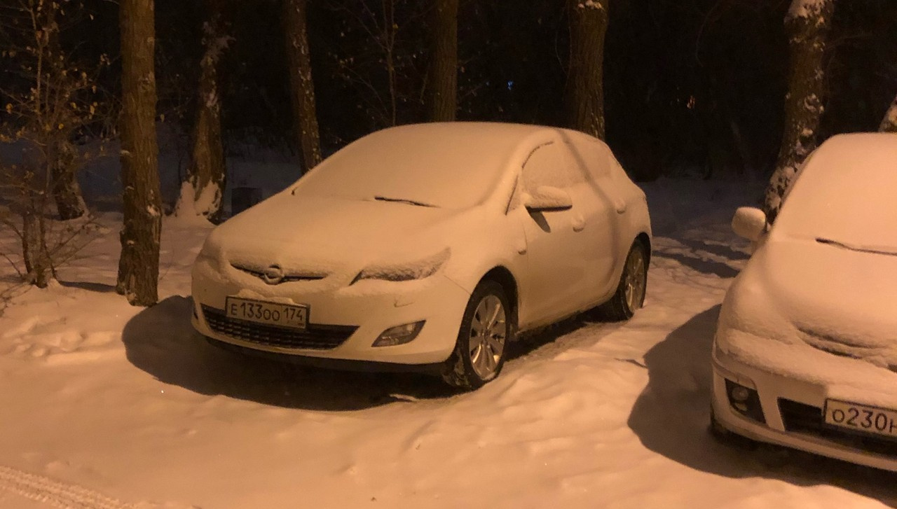 Эти Opel и Nissan, по словам автора снимка, паркуются на газоне и зимой, и летом Эти Opel и Nissan, по словам автора снимка, паркуются на газоне и зимой, и летом