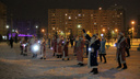 Видео: в школе на Ястынской устроили парад Дедов Морозов