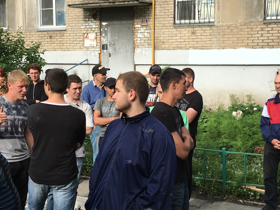Во двор ворвалась толпа неизвестных мужчин Во двор ворвалась толпа неизвестных мужчин