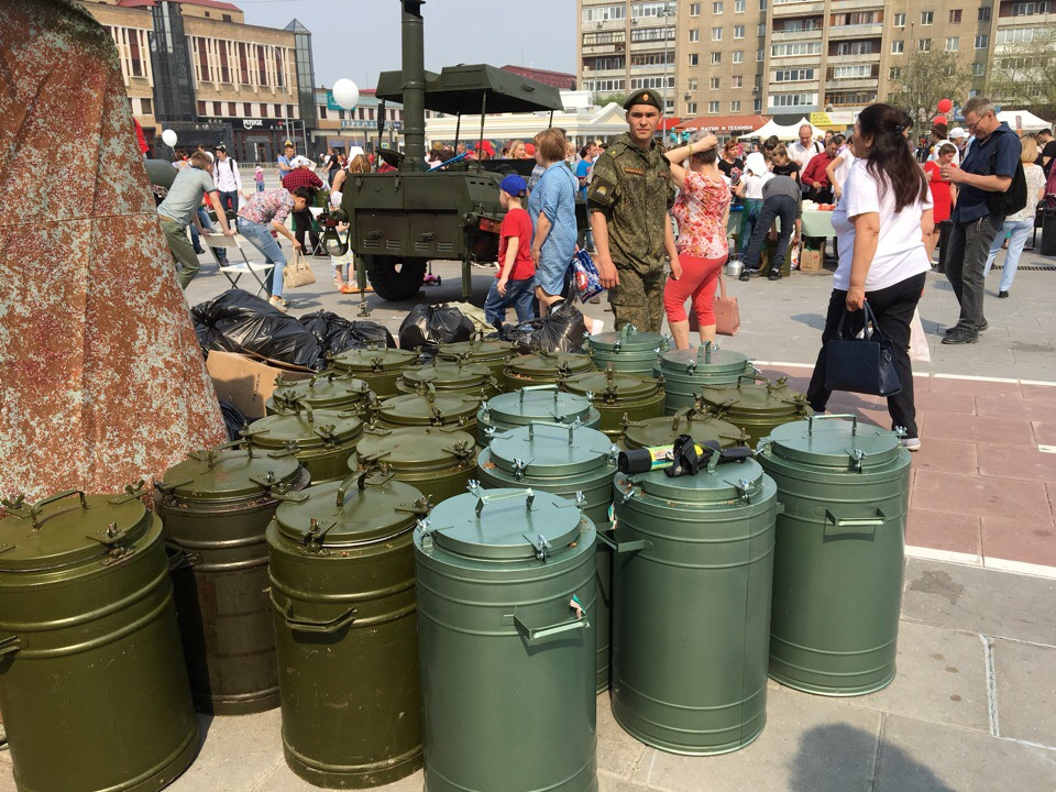Только посмотрите, как много баков Только посмотрите, как много баков