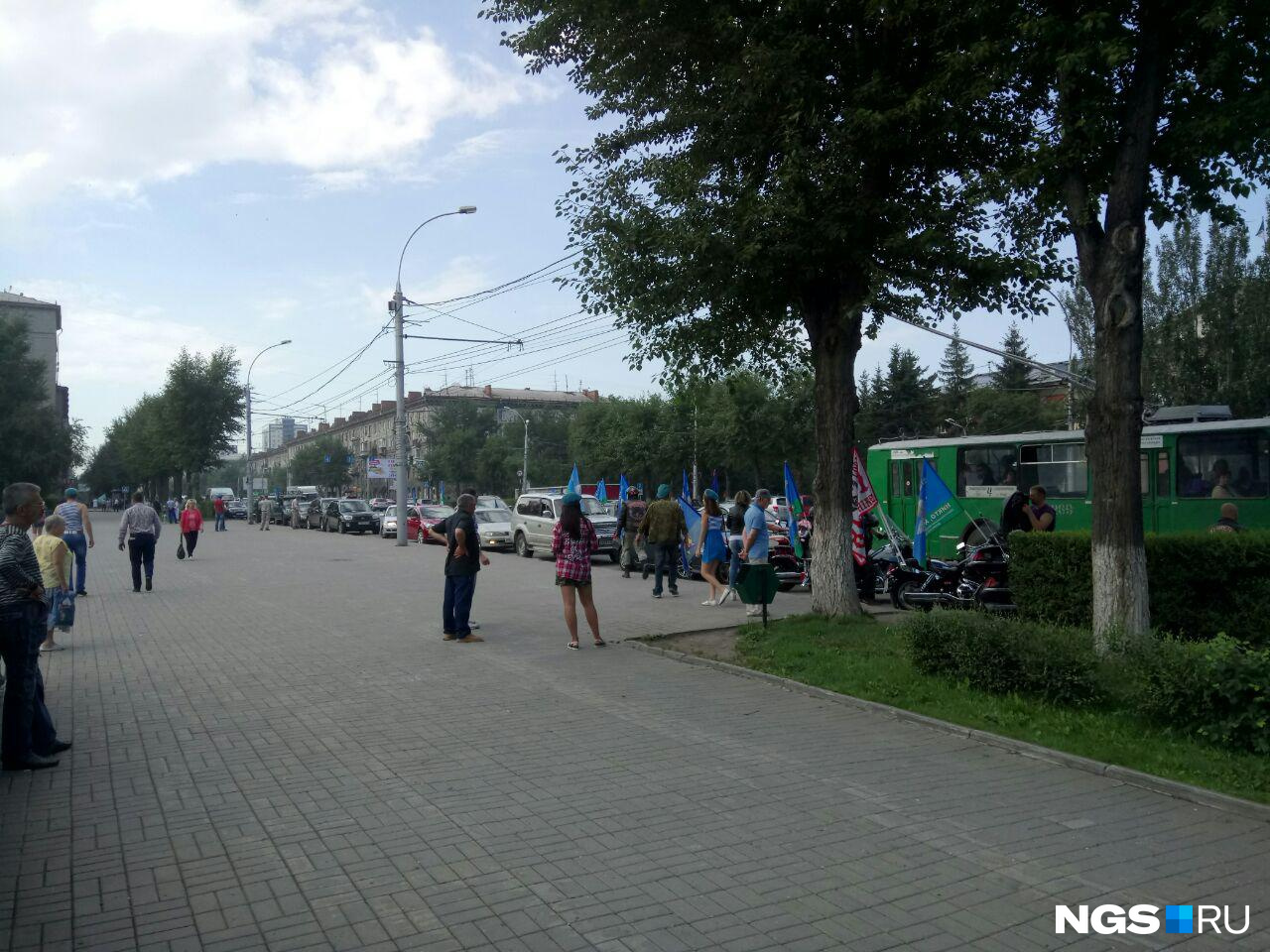 Сегодня с флагами ВДВ по Новосибирску ездят даже байкеры. Фото Кирилла Шматкова