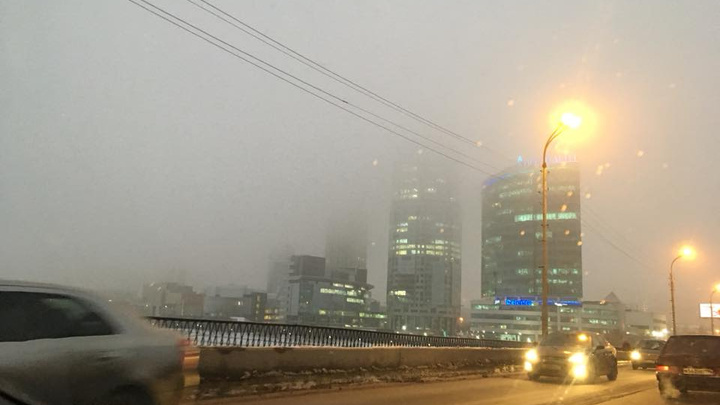 Небоскрёбы Екатеринбурга утонули в тумане: собираем утренние фото города вместе с читателями E1.RU