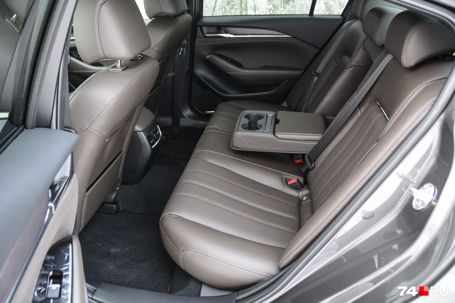 Задние сиденья Mazda 6 — в меру просторные, но до беби-лимузина SKODA Superb далеко