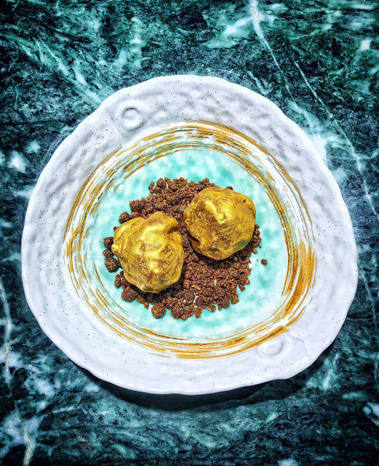 Золотые слитки подают в ресторане перуанской кухни