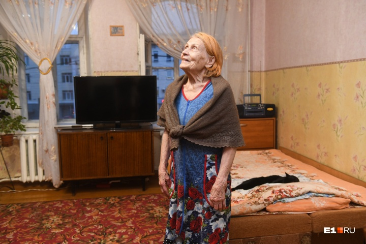 На фото выше в квартире горит свет, вот та самая квартира и ее хозяйка Нина Ивановна