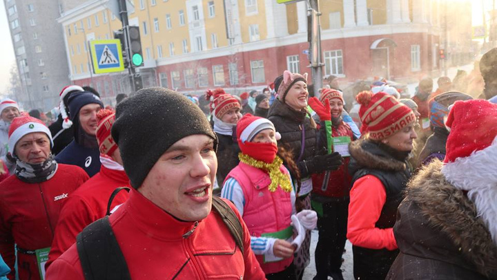 Несколько сотен красноярцев начали год с забега по проспекту Мира