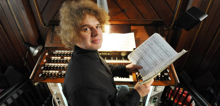 Органист из Германии с лёгкостью «читает» с листа классические произведения