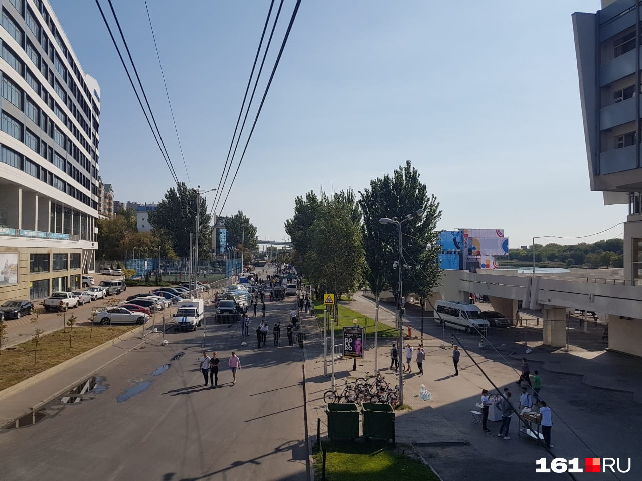 Набережная перекрыта, людей пока мало Набережная перекрыта, людей пока мало