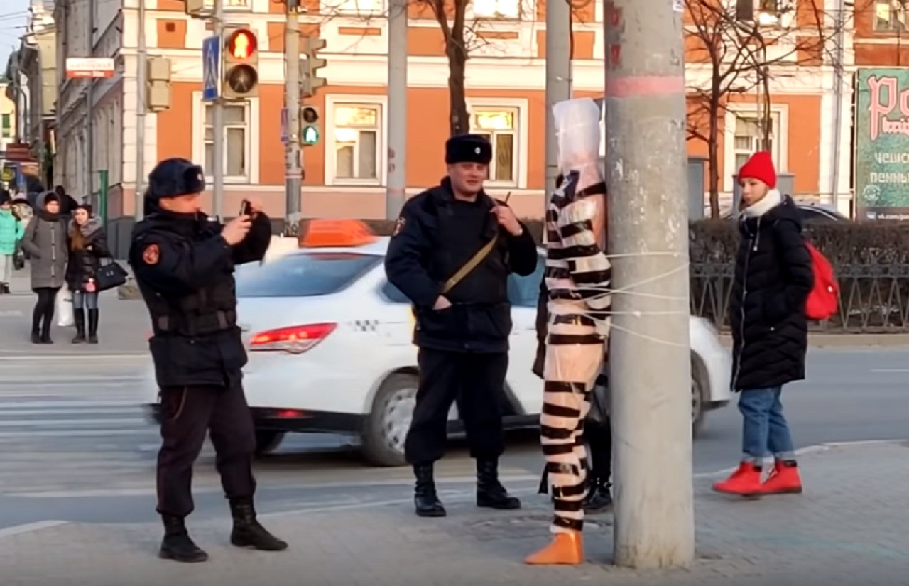 Полицейские не сразу сняли Пыню со столба, сначала они его сфотографировали Полицейские не сразу сняли Пыню со столба, сначала они его сфотографировали