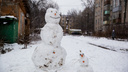 Дама с пышными формами, бандит и зомби: каких снеговиков лепят в Ярославле