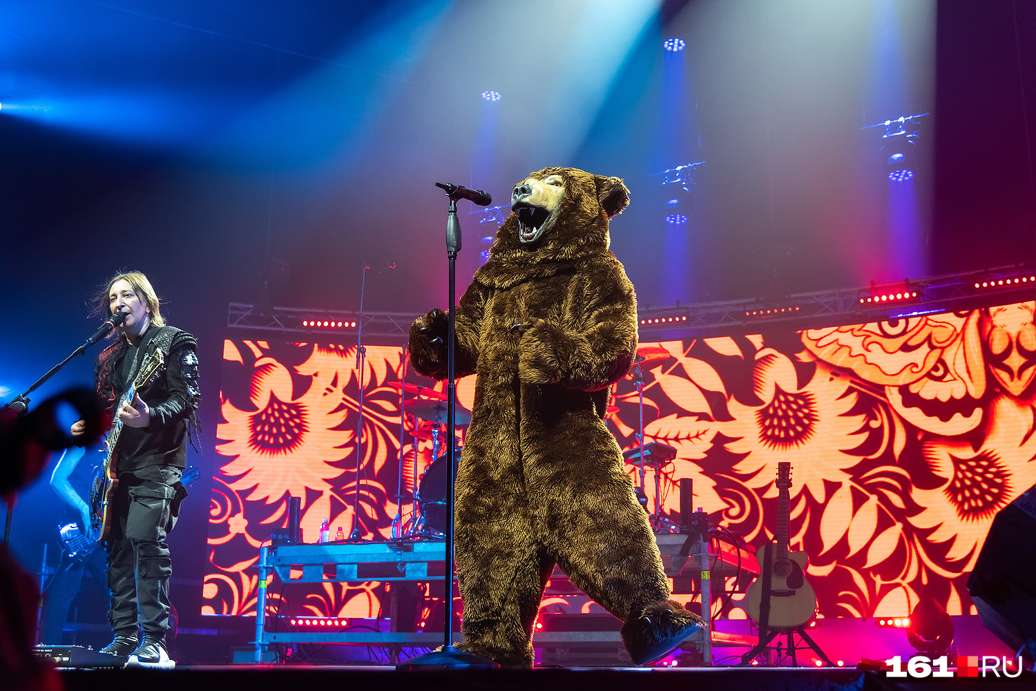 Медведь традиционно вышел на сцену под песню «Виски»