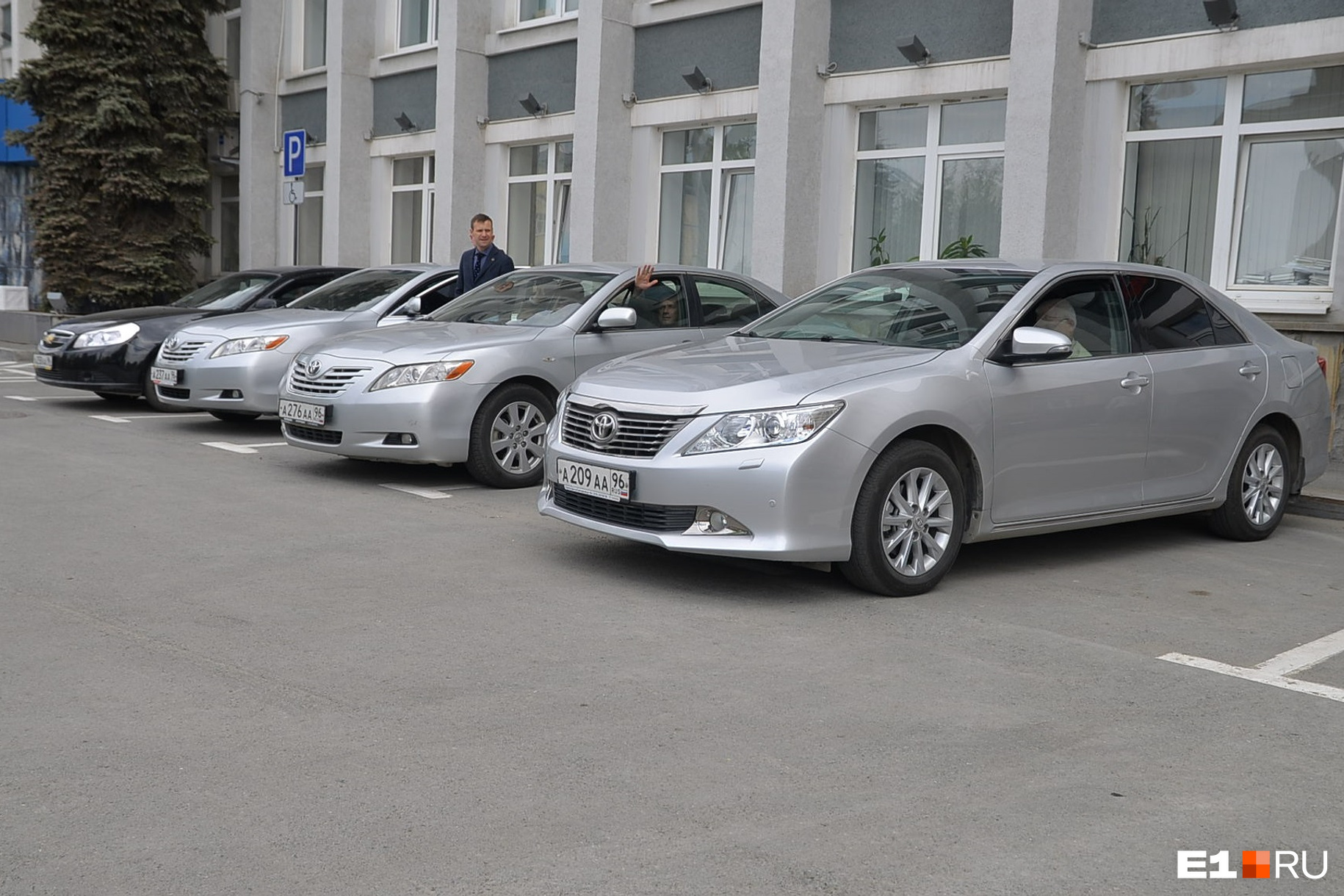 Авто екатеринбург область. Toyota Camry 40 правительственные. Toyota Camry правительственная. Тойота Камри правительство. Камри администрация.