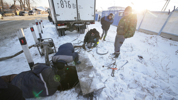 «Взыщут ущерб с владельца коттеджа»: рабочие оставили без воды посёлок в Челябинске