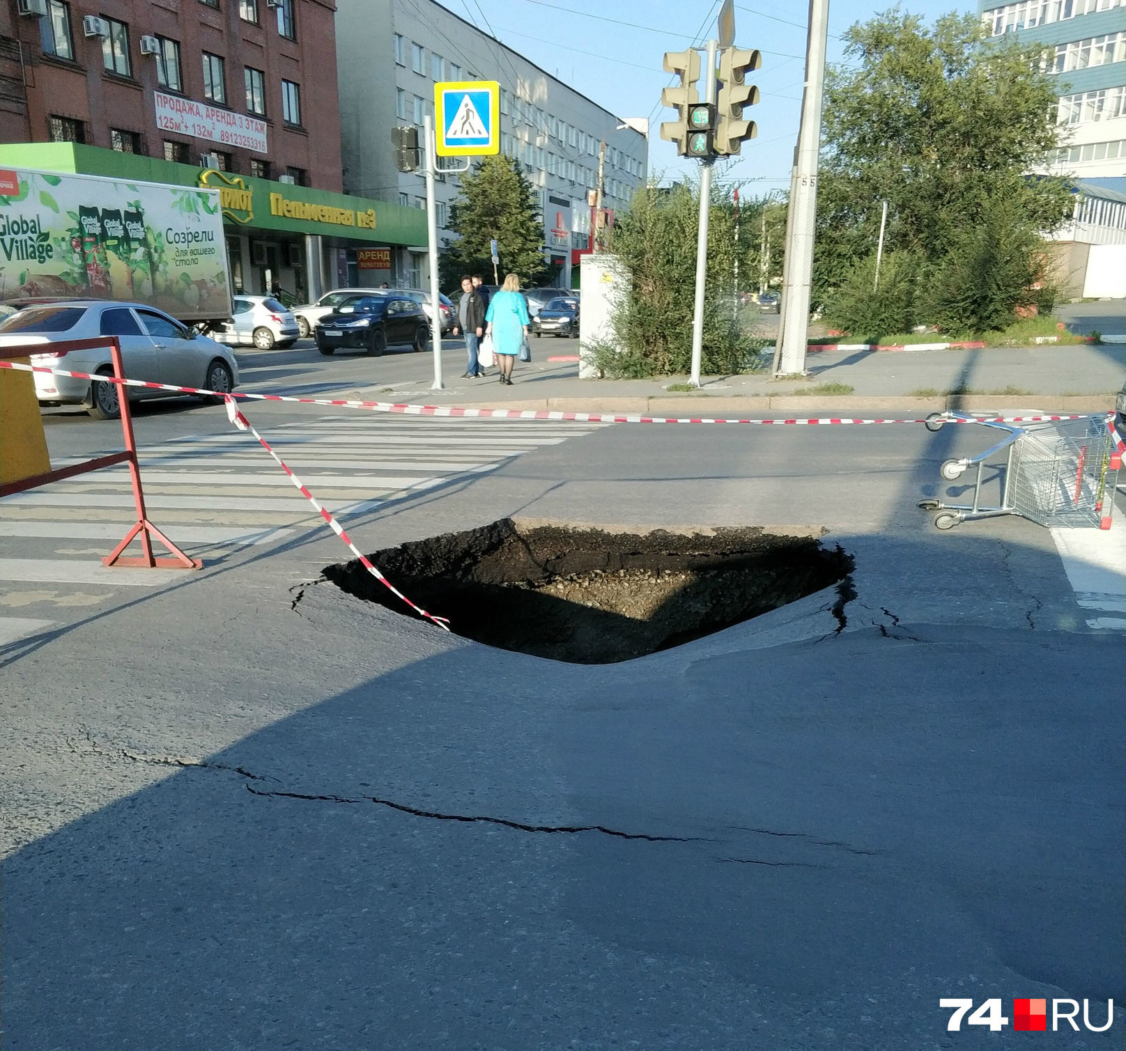 Яма образовалась прямо на дороге возле пешеходного перехода Яма образовалась прямо на дороге возле пешеходного перехода