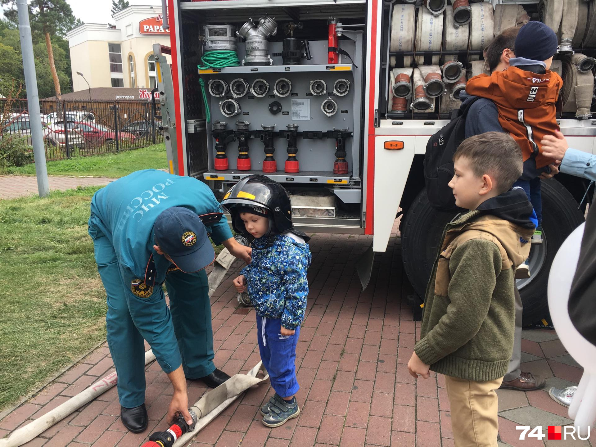 Малыши с удовольствием примеряли на себя роль пожарных, а настоящие сотрудники МЧС им помогали