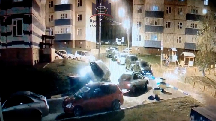 «Шуганулся как от БелАЗа»: водитель «Волги» попал в глупую ситуацию во дворе, пропуская иномарку