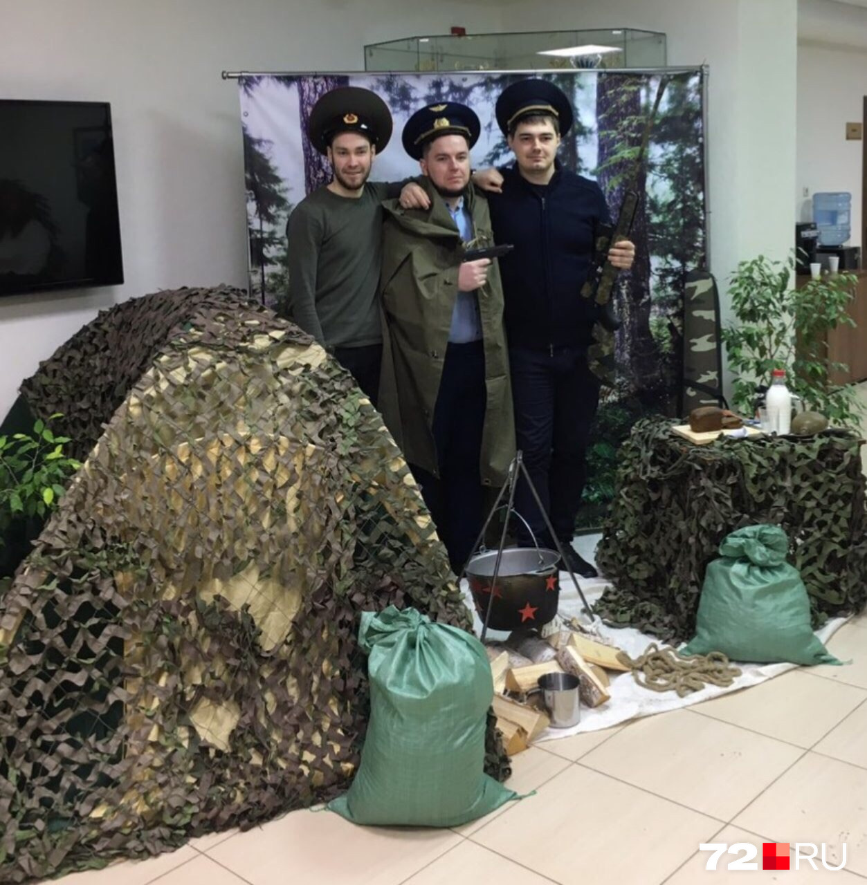 Мужчин даже уговаривать сфотографироваться не пришлось. Они с радостью позировали в форме, принимая поздравления от милых дам Мужчин даже уговаривать сфотографироваться не пришлось. Они с радостью позировали в форме, принимая поздравления от милых дам