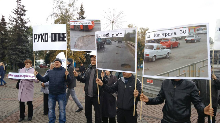 Распечатали фото дорог и принесли чиновникам: водители устроили у мэрии пикет против плохих дорог