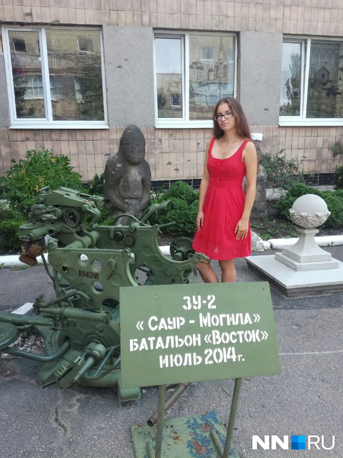 В Донецке до сих пор много памятников в виде оружия на улицах города. Всё это напоминает о событиях 2014 года