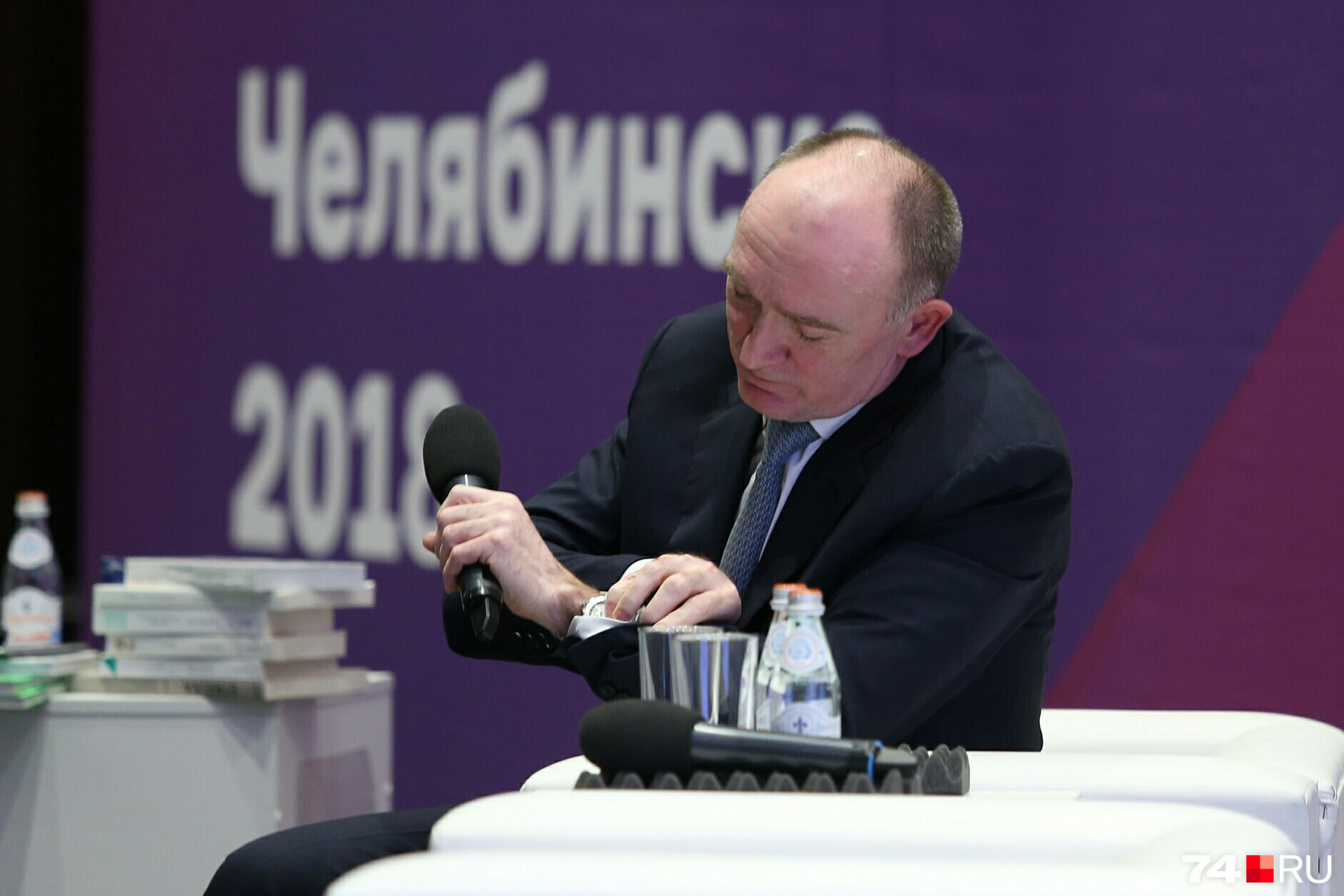 Глава региона поглядывает на часы — не пора ли закончить дискуссию Глава региона поглядывает на часы — не пора ли закончить дискуссию