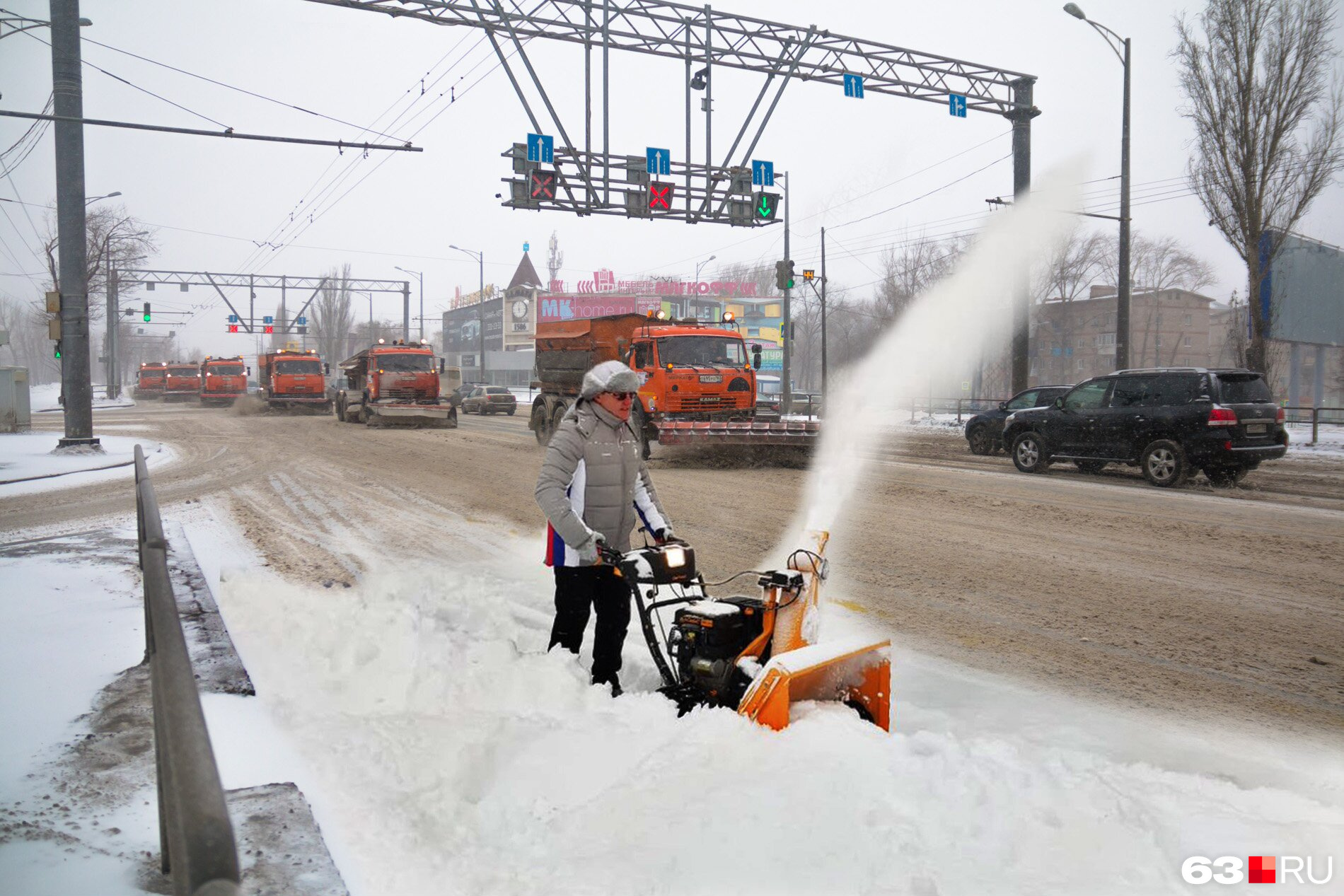 Фото Азарова за уборкой снега <a href="https://63.ru/text/gorod/65911841" target="_blank" class="_">стали основной для мемов</a>