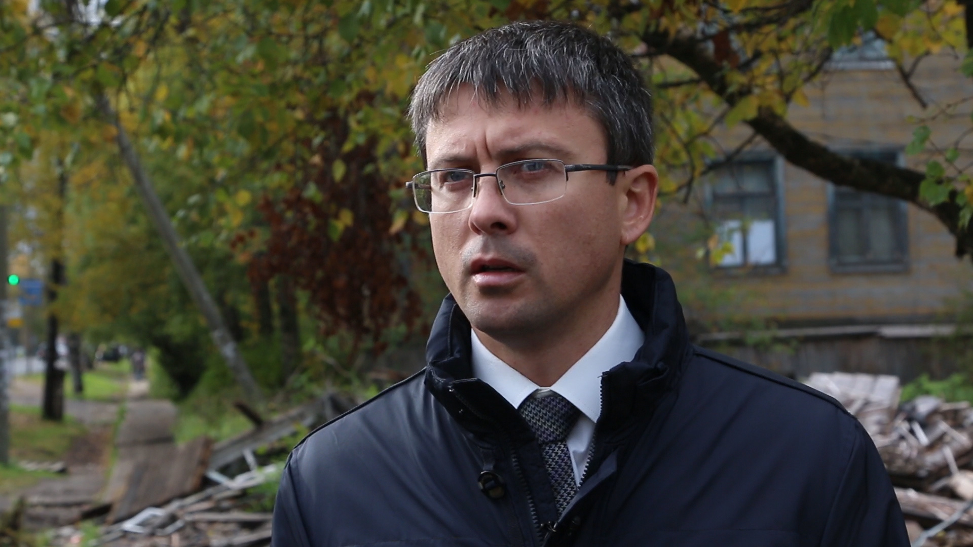 Директор департамента городского хозяйства рассказывает, почему снос дома так затянулся. Закончить подрядчики обещали до конца летнего сезона<br> Директор департамента городского хозяйства рассказывает, почему снос дома так затянулся. Закончить подрядчики обещали до конца летнего сезона<br>