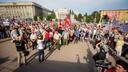 «Сдохни до пенсии»: сотни новосибирцев устроили в Первомайском сквере большой митинг