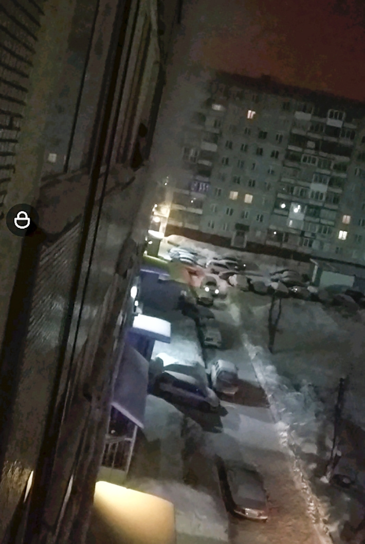 Людей выводили из горящего подъезда с помощью спасательных масок Людей выводили из горящего подъезда с помощью спасательных масок