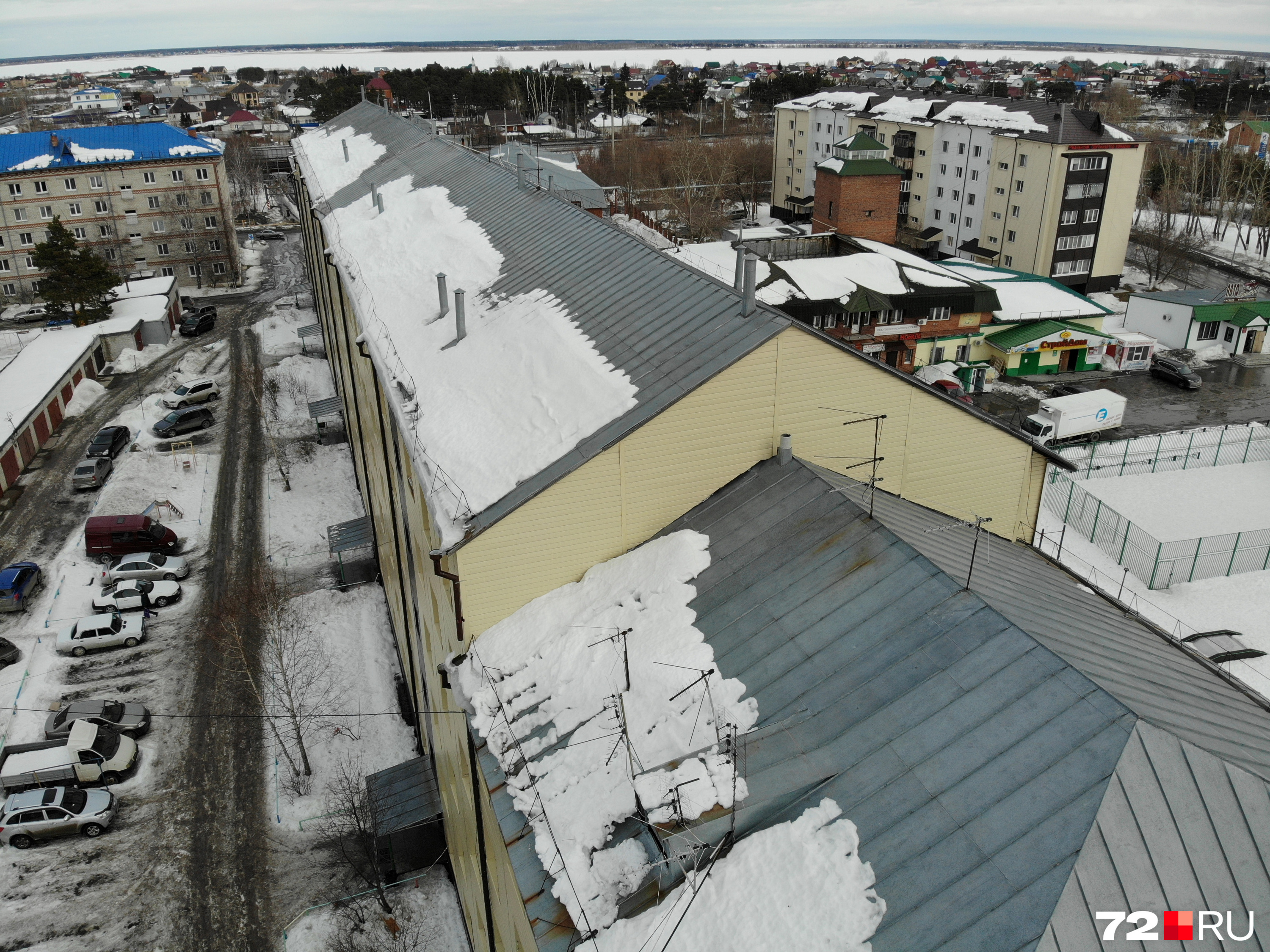 А это вторая сторона дома на Остовского, 34 — не солнечная — где на крыше до сих пор лежит неубранный снег 