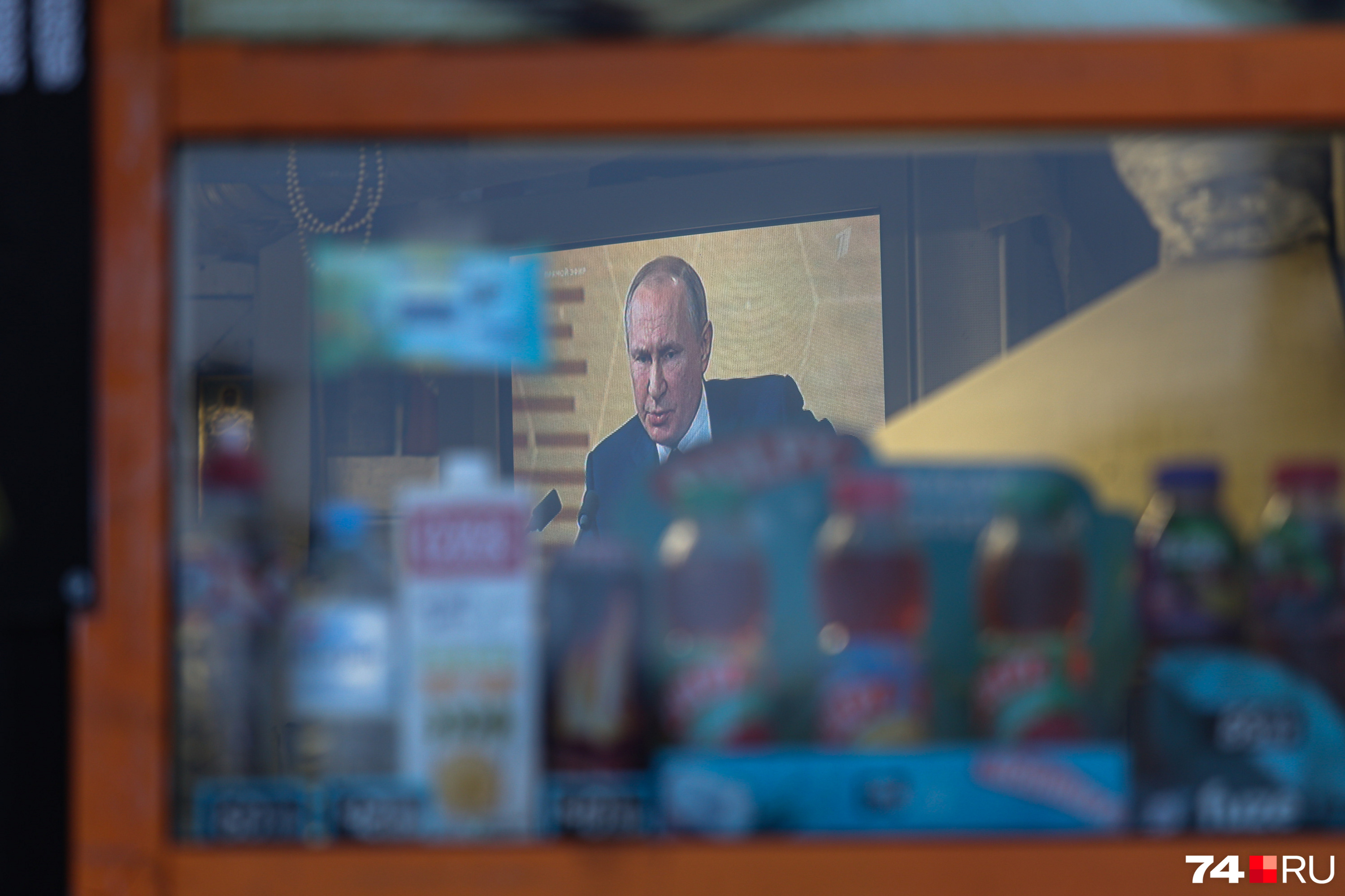 Президент с экрана телевизора оценивает ассортимент в киоске... Президент с экрана телевизора оценивает ассортимент в киоске...