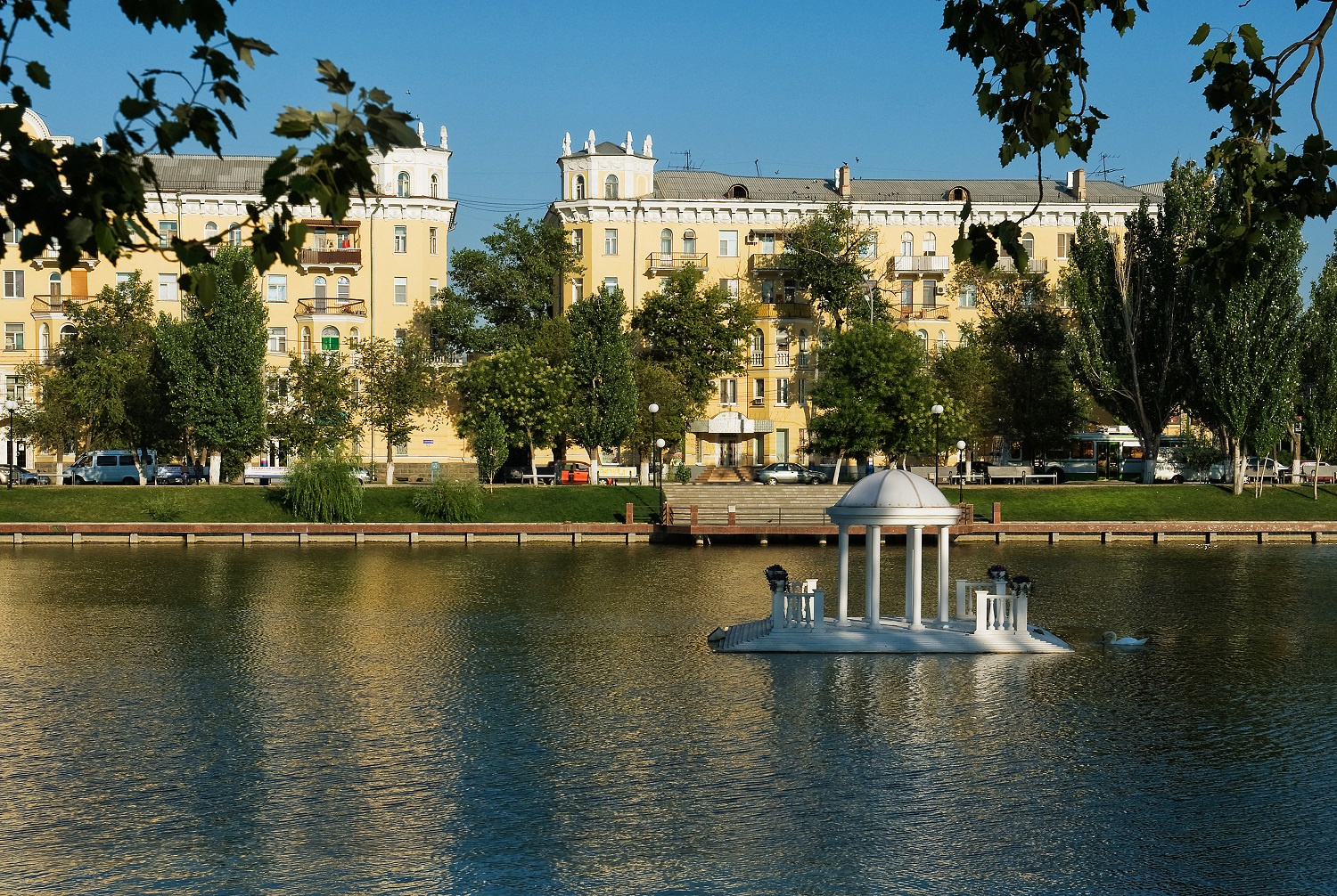 Лебединое озеро — самое
романтичное место Астрахани