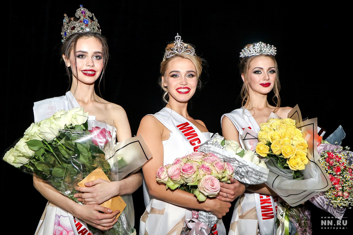 Настя (крайняя слева) и Мария (крайняя справа) на финале Мисс Нижний Новгород 