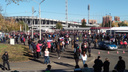 Тысячи болельщиков со всей страны собрались возле Центрального стадиона на игру «Енисей» — «Спартак»