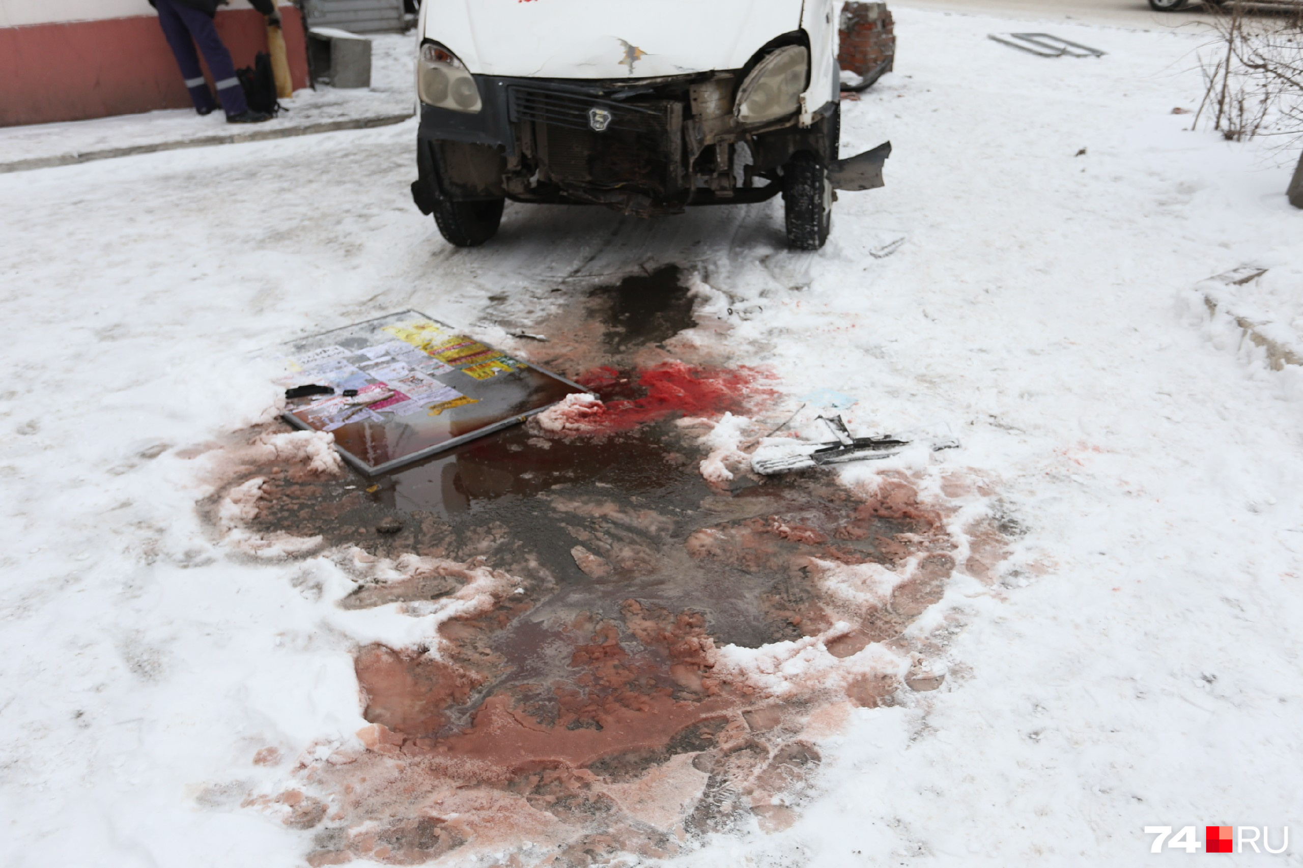 Сбитого пешехода зажало под микроавтобусом Сбитого пешехода зажало под микроавтобусом