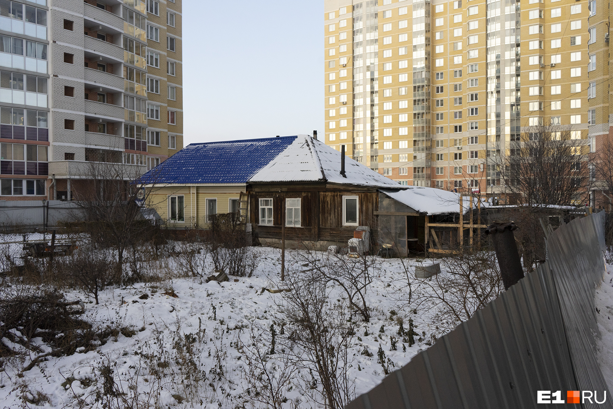 Продать участок застройщику. Частный дом среди многоэтажек. Частный дом во дворе новостройки. Частный дом посреди многоэтажек. Дом в Екатеринбурге среди многоэтажек.