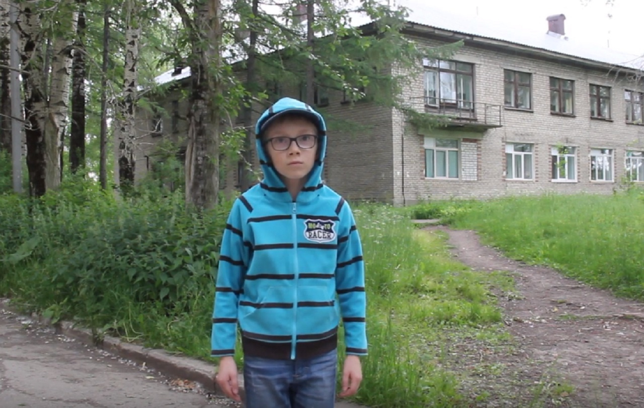 Свой последний ролик Дмитрий и его папа сняли в Яйве. На этом фото мальчик на фоне здания, где раньше располагалось детское отделение больницы. Сейчас оно закрыто