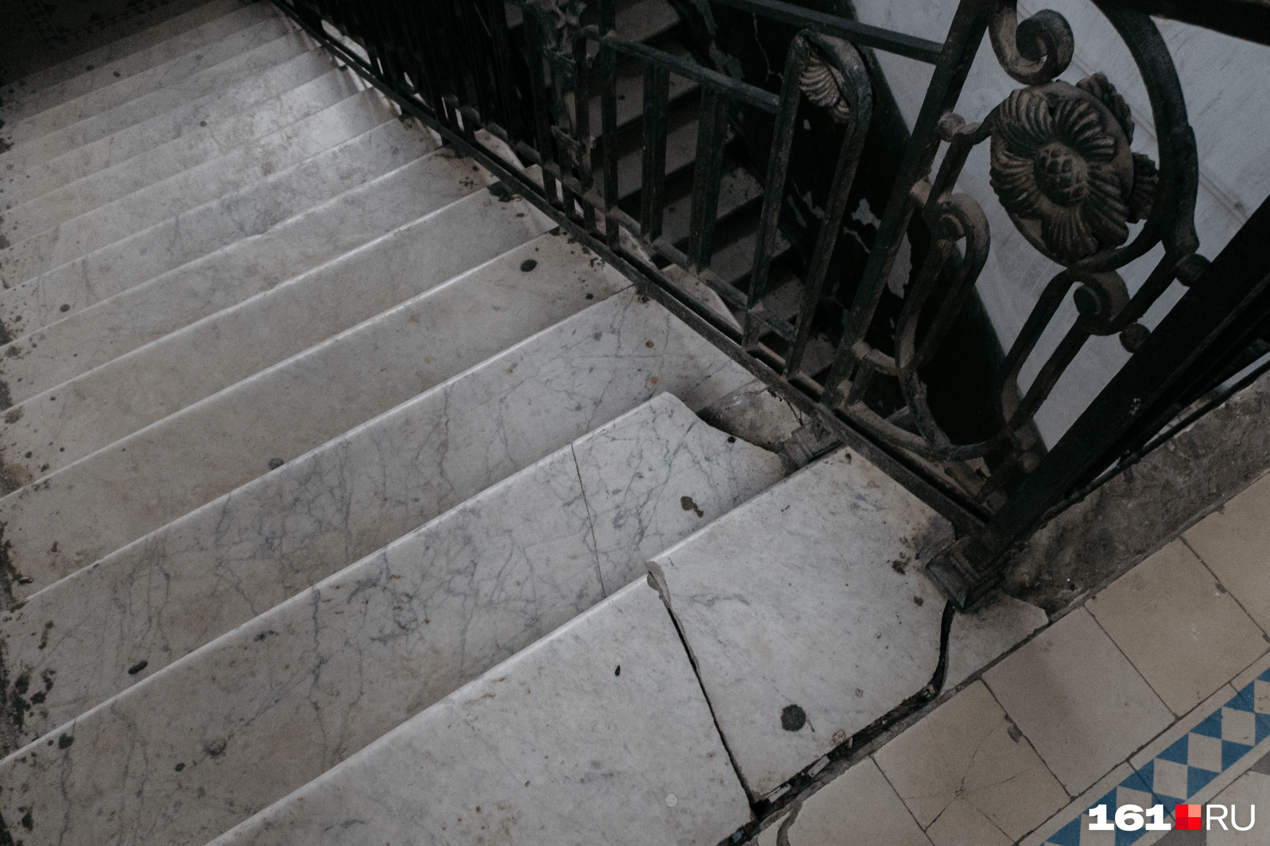Часть поврежденных ступеней мраморной лестницы