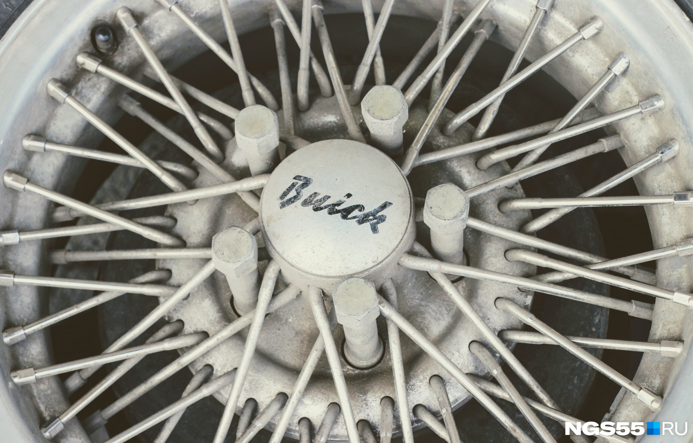 Нужно отдать должное последнему владельцу: он хоть и разобрал Buick, но не раскидал. Такие мелочи или страшно дороги, или их вовсе не отыскать Нужно отдать должное последнему владельцу: он хоть и разобрал Buick, но не раскидал. Такие мелочи или страшно дороги, или их вовсе не отыскать