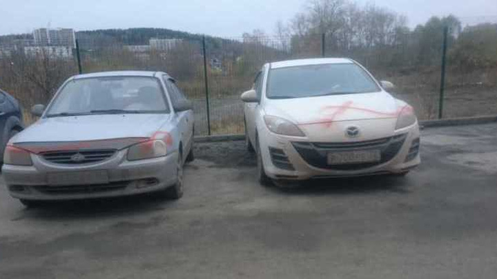 Уктусский вандал: у дома на Рощинской изрисовали 15 машин