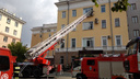 К зданию правительства Челябинской области согнали больше десятка пожарных машин