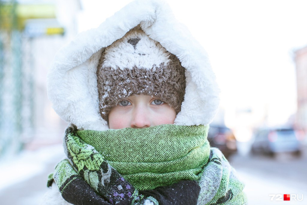 Дети одевались потеплее. Девочка в теплой одежде. Тепло одеться зимой. Сильный Мороз. Очень тепло оделся.