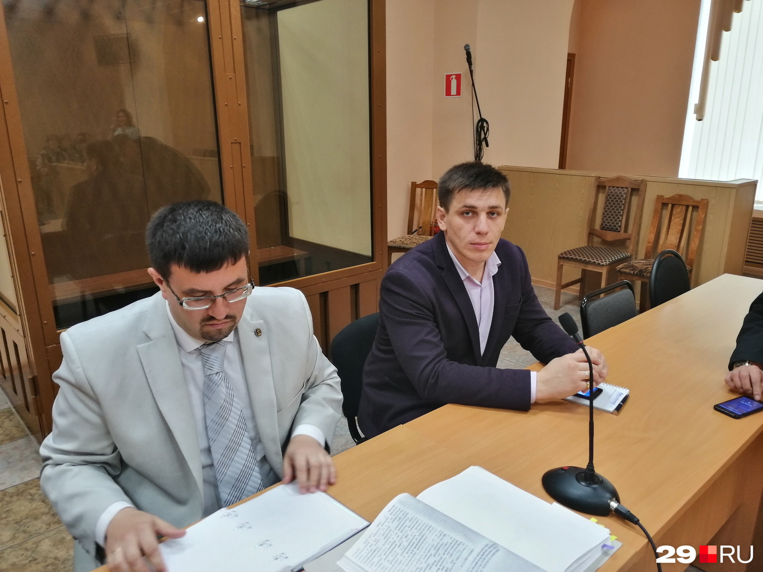 Рядом с подсудимым адвокат — Алексей Кычин