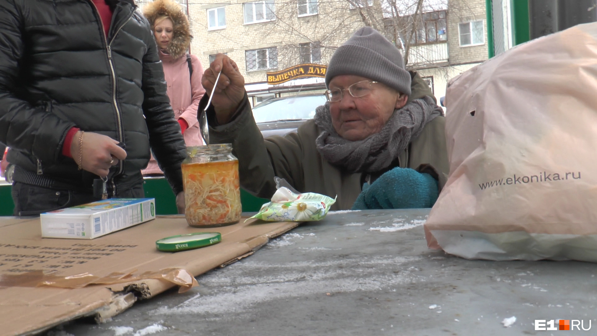 Местные жители принесли пенсионерке горячий суп