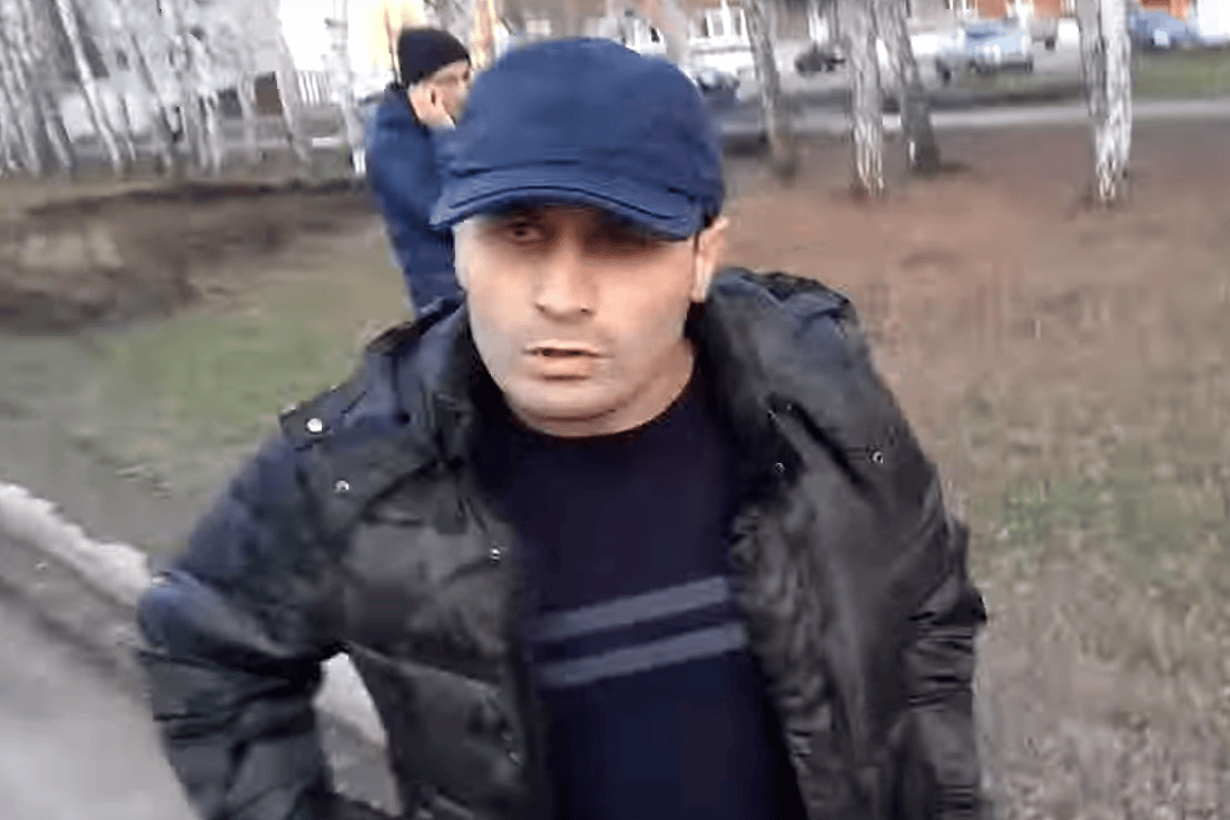 Попытка журналиста оттолкнуть напавшего на него ребенка вызвала бурю негодования у отца Попытка журналиста оттолкнуть напавшего на него ребенка вызвала бурю негодования у отца