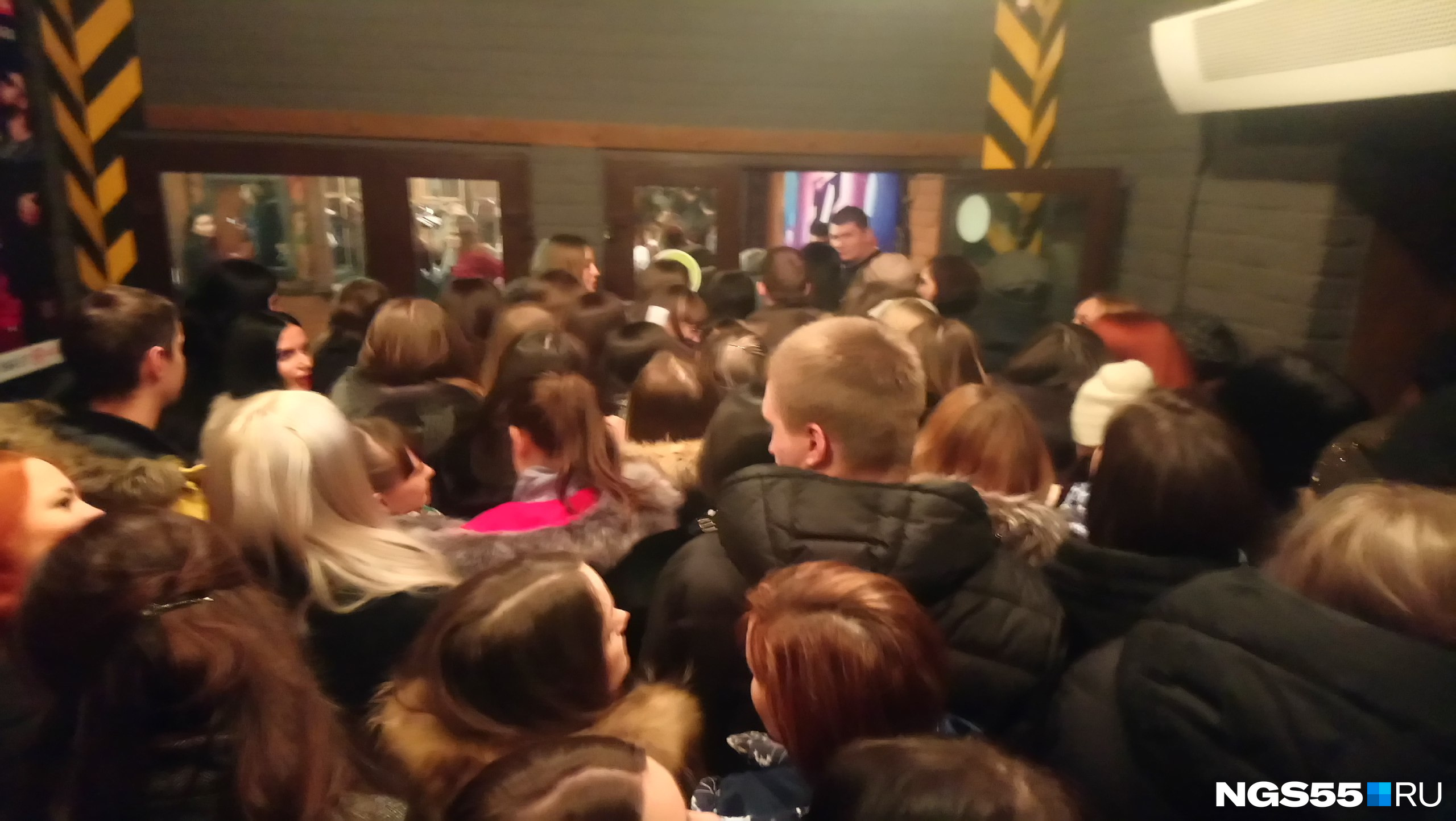 Давка в тамбуре ночного клуба Давка в тамбуре ночного клуба