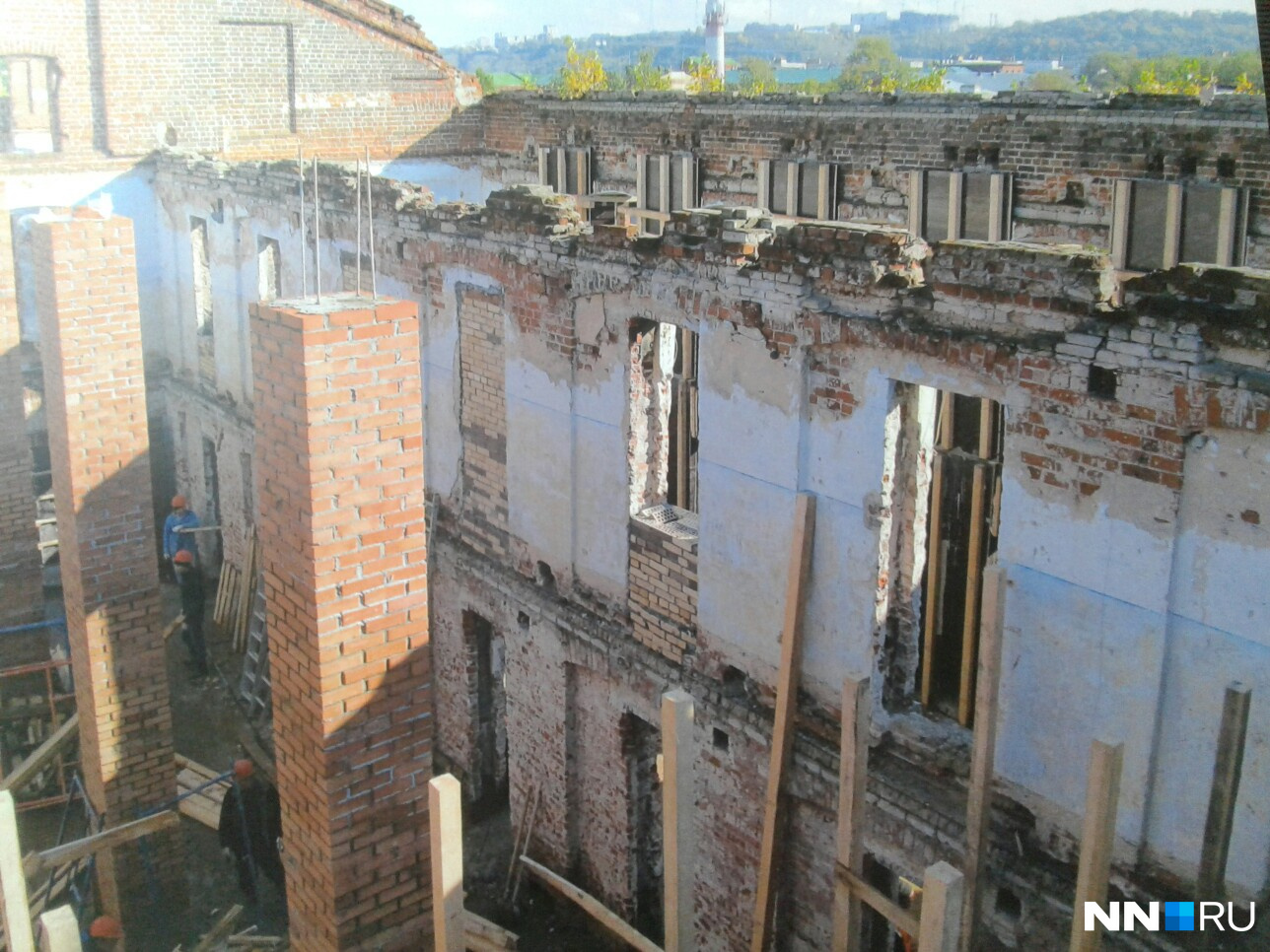 От здания оставались только стены. От здания оставались только стены.