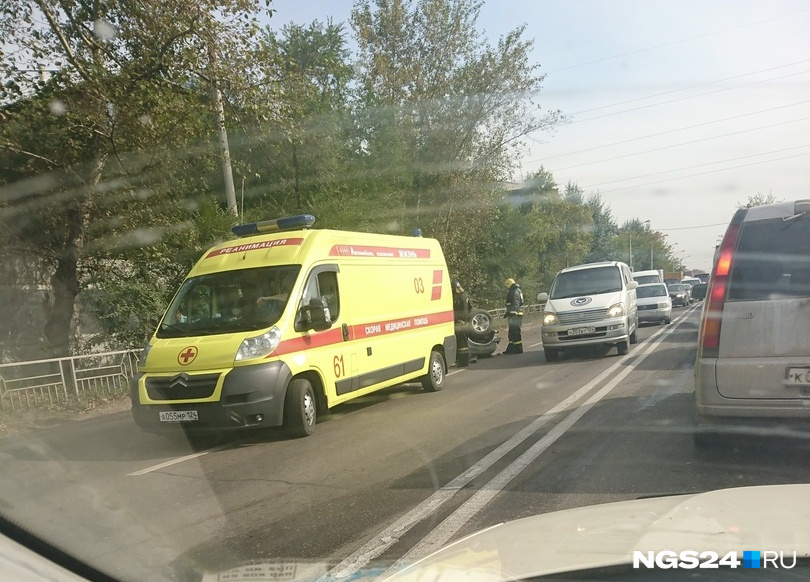 Двоих женщин забрала скорая помощь Двоих женщин забрала скорая помощь